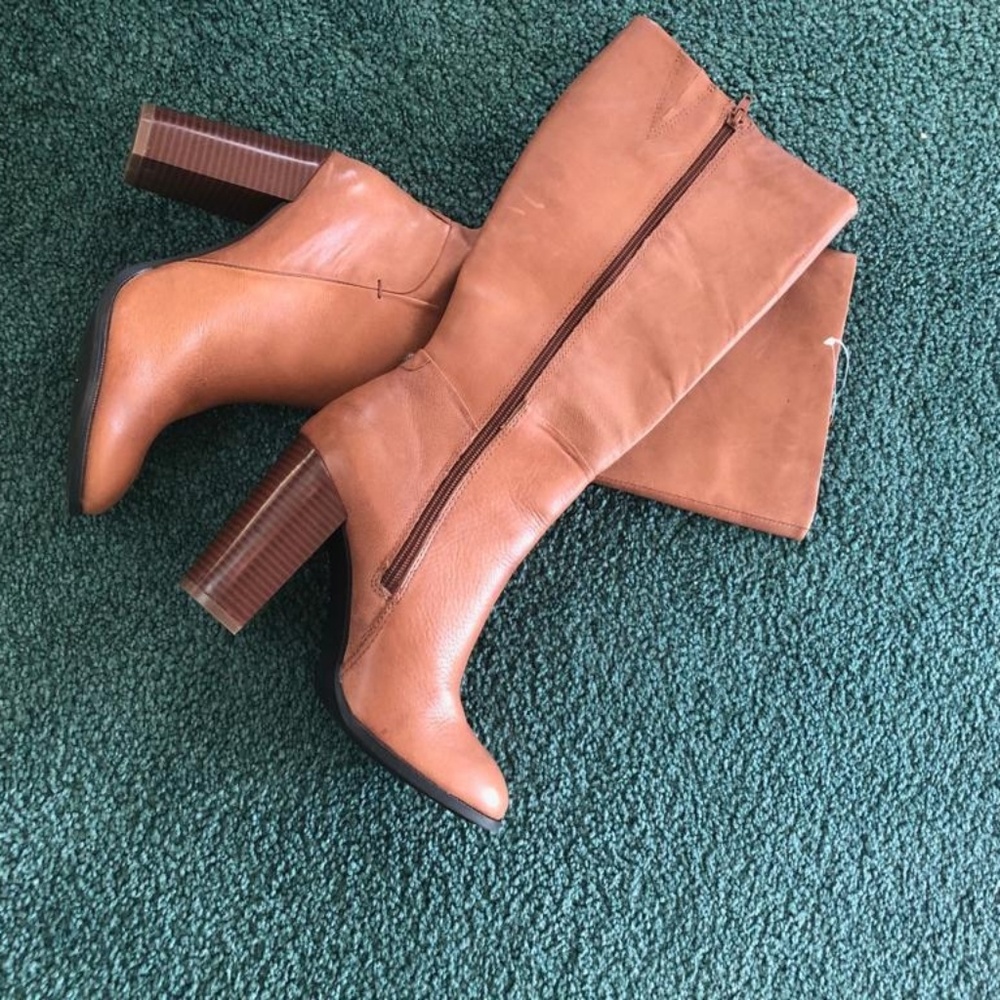 Leather high boots. New.